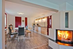 A kitchen or kitchenette at Ferienwohnung Neuheim