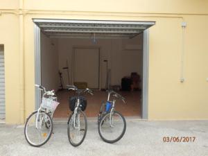 レッチェにあるCasa Lauretta - terrazza - garage wifi e bici gratuiteのガレージ前に駐輪した自転車2台
