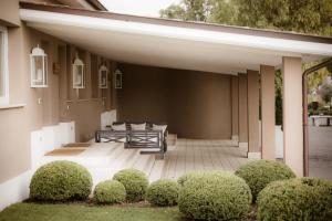 een huis met een patio met een bos struiken bij Le Jardin Potager in Rome