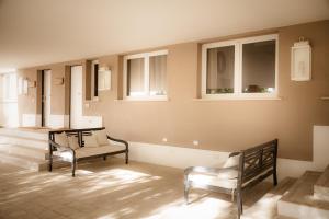 uma sala de estar com duas cadeiras e janelas em Le Jardin Potager em Roma