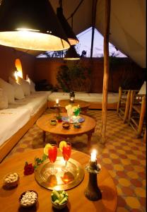 - un salon avec deux tables et un canapé dans l'établissement Dar Touyir, à Marrakech