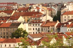 Nespecifikovaný výhled na destinaci Praha nebo výhled na město při pohledu z apartmánu