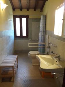 Bilik mandi di Agriturismo Il Pescinone +62 gambar