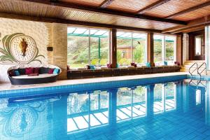 Bazén v ubytování Akzent Waldhotel Rheingau nebo v jeho okolí