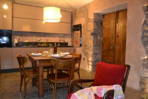 cocina y comedor con mesa y sillas en Il Riuscello, en Tuscania