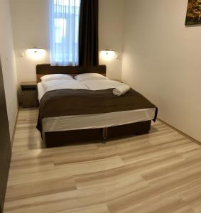 Postel nebo postele na pokoji v ubytování M&F Apartman