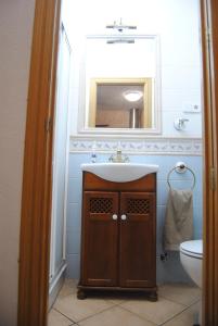 ベナルマデナにあるGamonal Iris 537のバスルーム(洗面台、鏡、トイレ付)