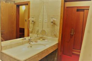 a bathroom with a sink and a mirror at Estalagem Quinta do Louredo in Espinhel