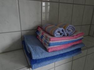 eine Gruppe Handtücher auf einem Regal im Bad in der Unterkunft Weimar-Appartement in Weimar