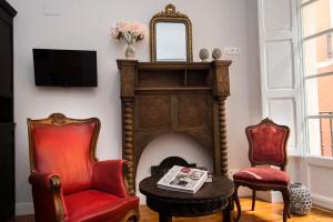 パンプローナにあるHeart of Pamplona Apartments IVのリビングルーム(暖炉、椅子2脚付)