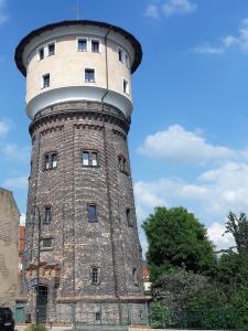 アンガーミュンデにあるWasserturm Angermündeの円塔を持つ高層ビル