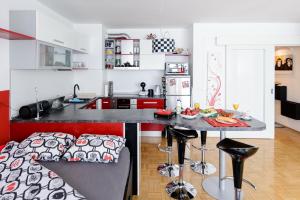 cocina con encimera y mesa en ★★★Red Velvet Haven | Free garage+Bikes+Coffee★★★, en Liubliana