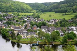 eine Luftansicht einer kleinen Stadt neben einem Fluss in der Unterkunft Pension zur Schmiede in Einruhr