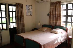 A bed or beds in a room at Guesthouse Amice