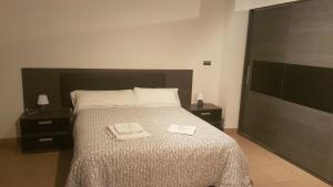 1 dormitorio con 1 cama con 2 toallas en Hotel Avenida del Sotillo, en La Lastrilla