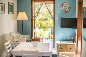 Un comedor con una mesa y un televisor. en Apartments Ida Sveta Marina, en Drenje