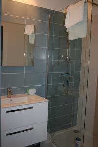 La salle de bains est pourvue d'un lavabo et d'une douche. dans l'établissement Casa Oliva -situé au 2ème étage sans ascenseur, à Perpignan