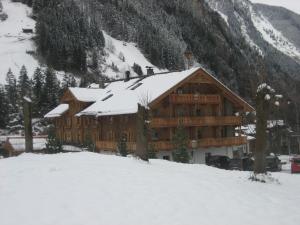 Obiekt Ferienwohnungen-Gästehaus Altginzling zimą