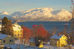 Galeriebild der Unterkunft Solhov, Castle of the Lyngen Alps in Lyngseidet