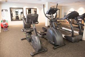 Fitness centrum a/nebo fitness zařízení v ubytování Best Western Premier NYC Gateway Hotel