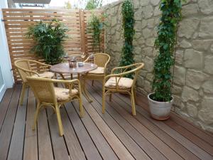 un patio con mesa y sillas en una terraza en Villa Patricia en Kühlungsborn