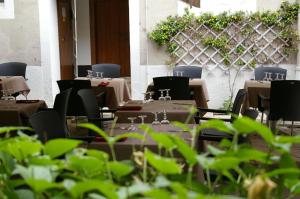 eine Reihe von Tischen und Stühlen in einem Restaurant in der Unterkunft Logis Hôtel Le Cheval Noir in Argenton-sur-Creuse