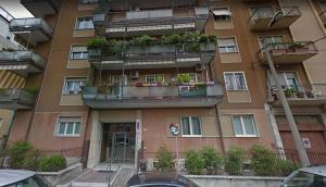 维罗纳Mansarda Romantica的公寓大楼设有阳台和植物