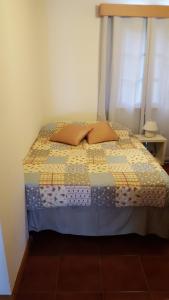 弗納斯的住宿－Casa da Beija - House Azores，一张床上有两个枕头的房间