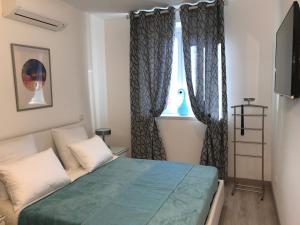 - une chambre avec un lit et une fenêtre dans l'établissement Candille, à Nice