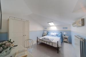 a bedroom with a bed with blue and white at Forte Inn in Forte dei Marmi