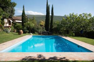 a swimming pool in the yard of a house at Casa Dei Lecci in Foligno