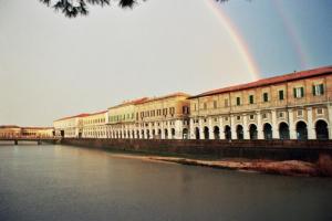 ein Regenbogen über einem Gebäude neben einem Fluss in der Unterkunft Appartamento Federica in Senigallia