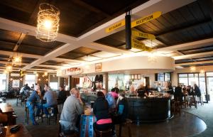 The Famous Grouse Hotel في Lincoln: مجموعة من الناس يجلسون في بار في مطعم