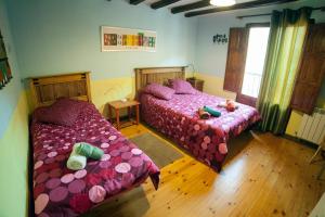 a bedroom with two beds with stuffed animals on them at La Fuente de Arnedillo in Arnedillo