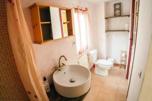 A bathroom at La Fuente de Arnedillo