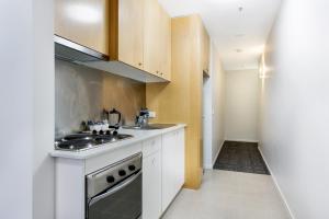 Kitchen o kitchenette sa Melbourne CBD Central Apartment Hotel Official