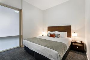 Voodi või voodid majutusasutuse Melbourne CBD Central Apartment Hotel Official toas