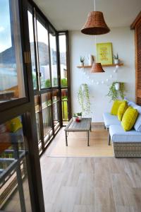 - un salon avec un canapé et une table dans l'établissement Flores & Campos Guest House, à Santa Cruz de Tenerife