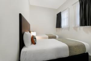 Voodi või voodid majutusasutuse Melbourne CBD Central Apartment Hotel Official toas