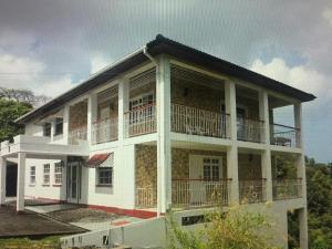 un gran edificio blanco con balcón en RNM The Clubhouse, Grenada, en Mount Nesbit