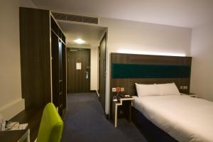 Postel nebo postele na pokoji v ubytování Ramada by Wyndham Cobham