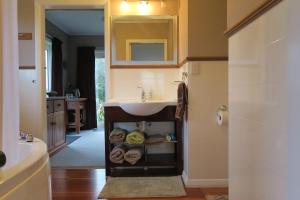 A bed or beds in a room at Scottbase B and B