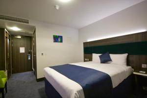 Postel nebo postele na pokoji v ubytování Ramada by Wyndham Cobham
