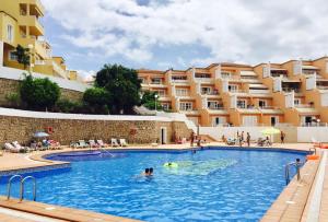 Bazén v ubytování Sun and Sea Orlando Apartment with terrace nebo v jeho okolí