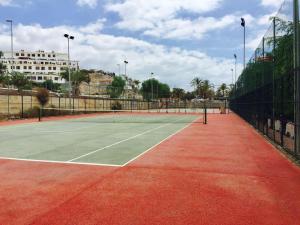 Tenis a/nebo squash v ubytování Sun and Sea Orlando Apartment with terrace nebo okolí