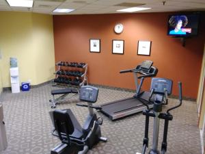 un gimnasio con varias bicicletas estáticas y TV en Quality Inn & Suites Fort Collins, en Fort Collins