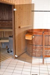 フェルゼン・ザイトにあるFletcher Hotel - Resort Spaarnwoudeのバスルーム(木製バスタブ付)が備わります。