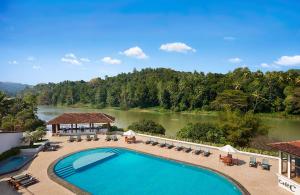 - une vue sur la piscine et le lac dans l'établissement Cinnamon Citadel Kandy, à Kandy