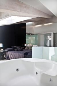 1 dormitorio con cama y espejo grande en Posada Real La Pascasia en Puebla de Sanabria