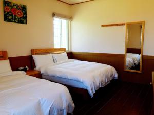 Un pat sau paturi într-o cameră la Onion Manor B&B歐尼恩莊園0549